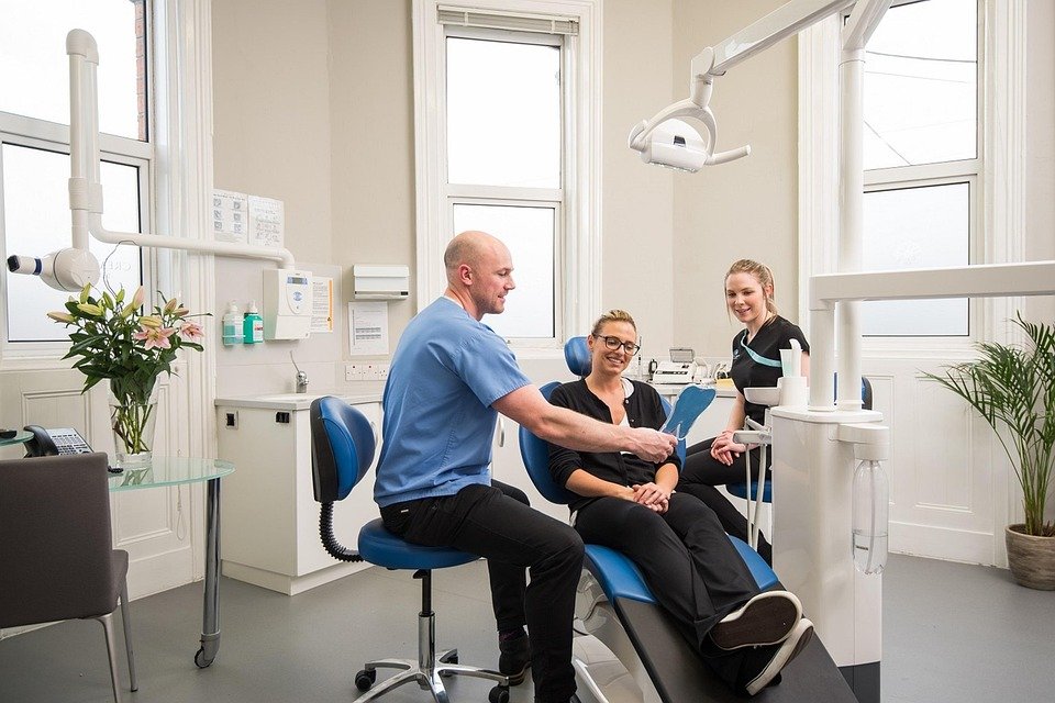 What are the benefits of using 3D modeling for designing crowns and bridges?