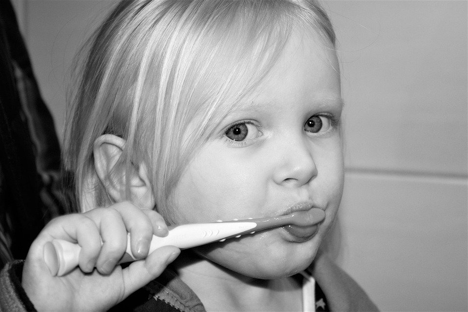 What are the key design features of ergonomic dental instruments?