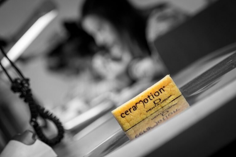 How can dentists respond to patient reviews on social media