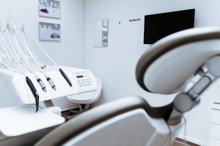 What extracurricular activities are beneficial for a dental school application
