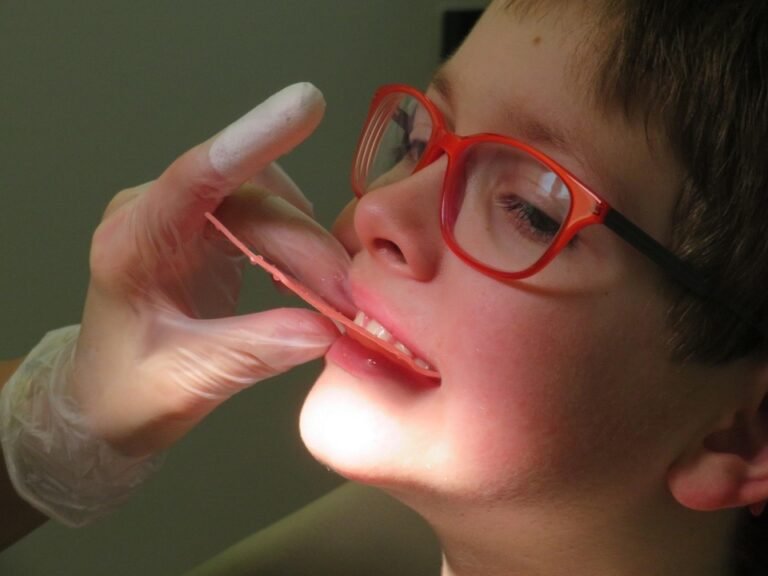 What are the essential features of a dental photography lens