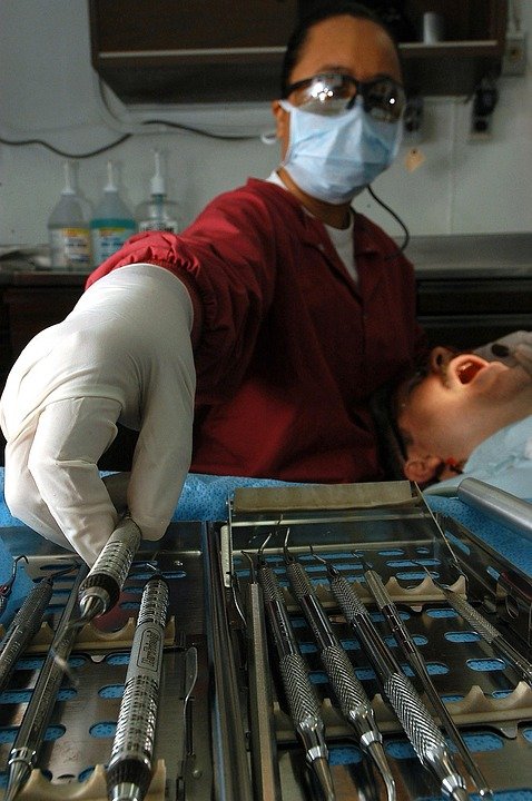How are assessments and exams conducted in online dental courses