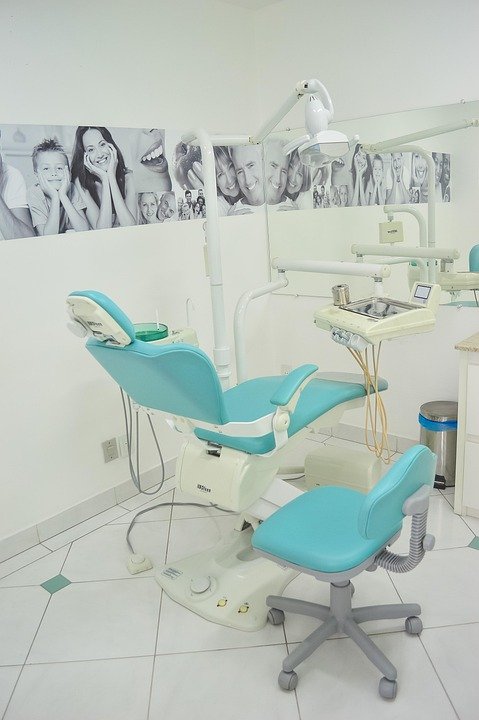 What are the benefits of using virtual simulations in dental training?