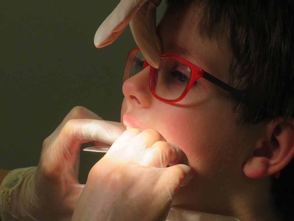 Which macro lenses are recommended for dental photography