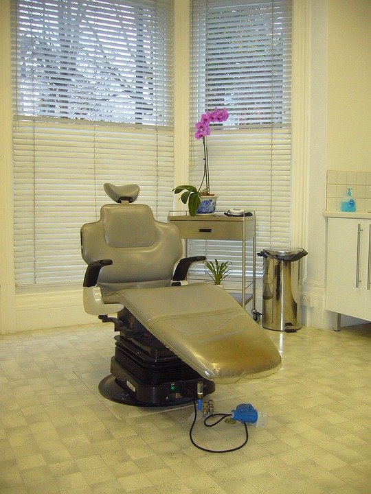 How does light affect perceived tooth color