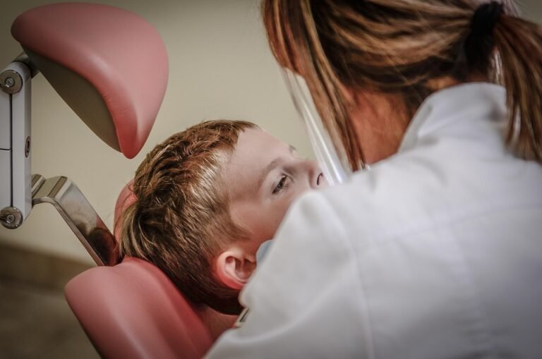 How does online dental education differ from traditional classroom learning?