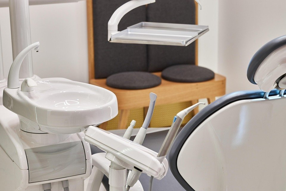 Whitening toothpaste damages enamel