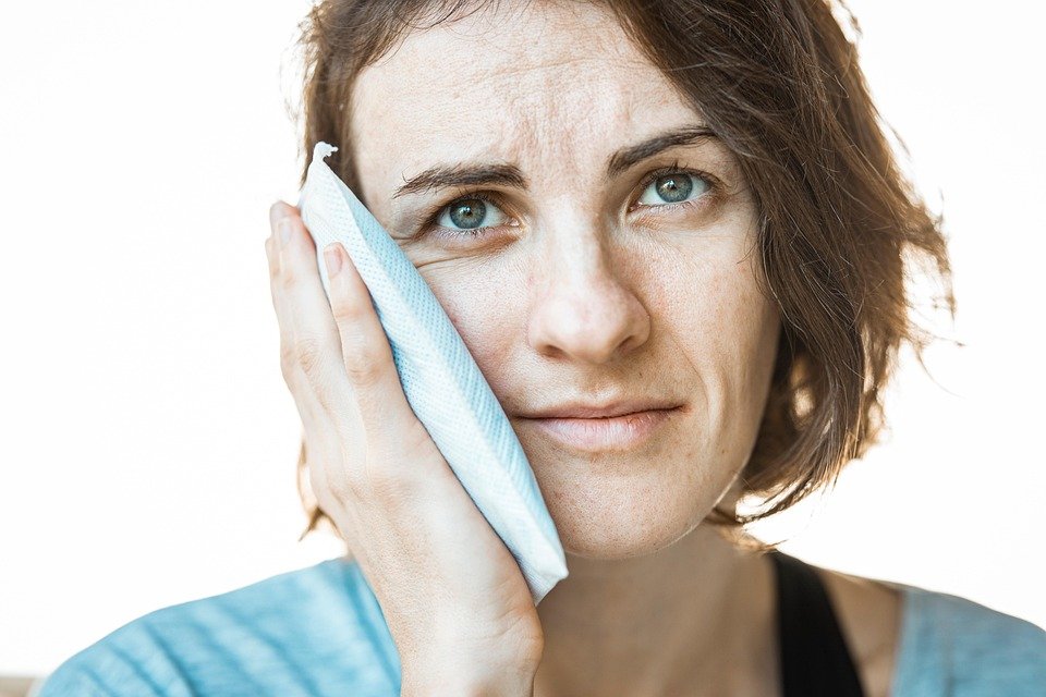 How can dentists create a social media policy for their practice