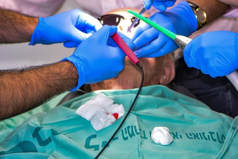 How can dentists use social media to increase website traffic