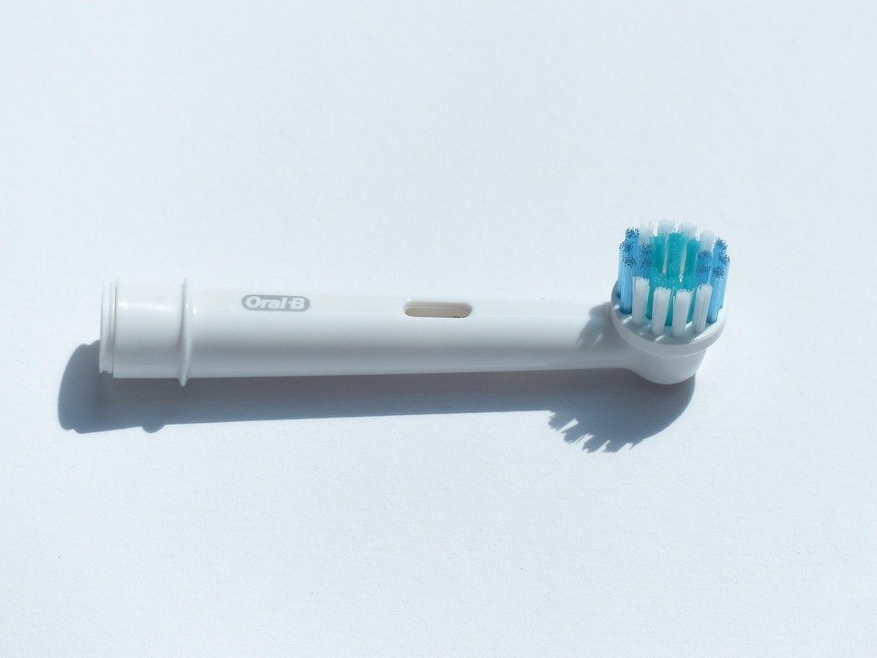 How can dentists use social media to connect with other professionals