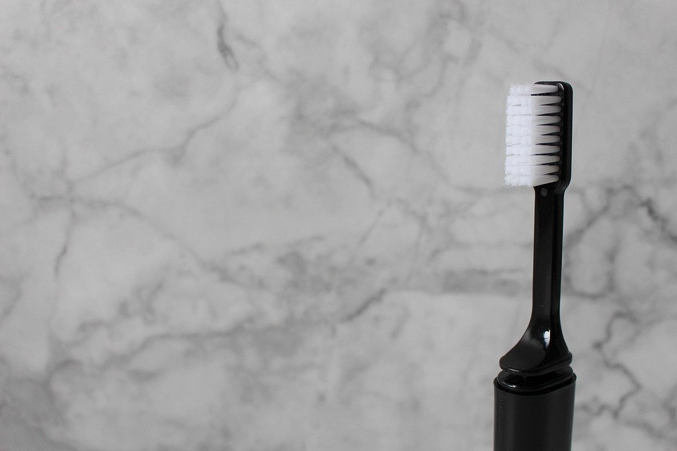 How do current trends address concerns about minimally invasive dentistry